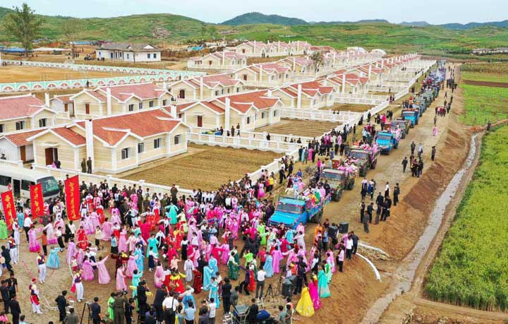 2-자연의 대재앙이 휩쓴 황해북도 금천군 강북리에 새집들이 경사가 났다